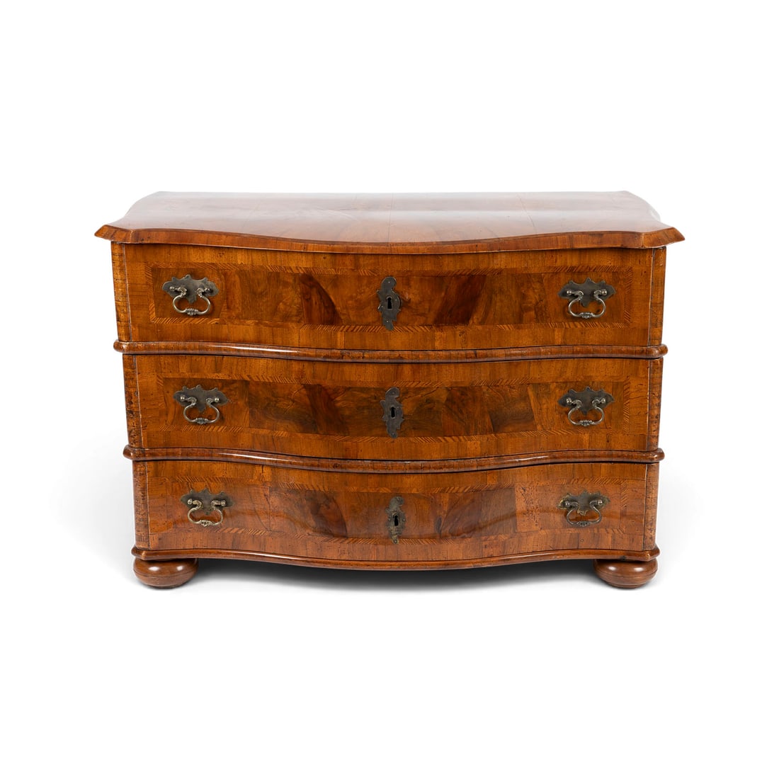 | BAROCK KOMMODE: BAROCK KOMMODE Sueddeutschland /Oesterreich, um 1740-1760 Nussbaum, Nusswurzel, Edelhoelzer, furniert. H. 76, B. 114, T. 56 cm. Dreischuebige Barockkommode mit kraeftig geschweiftem Korpus und bewegte