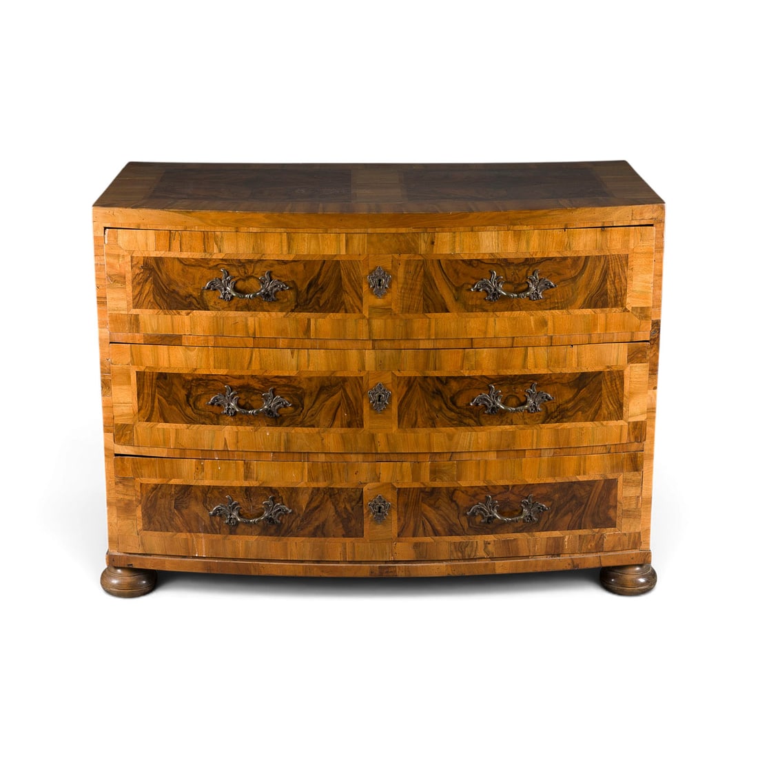 | ELEGANTE BAROCK KOMMDE: ELEGANT BAROQUE CHEST OF DRAWERS German, circa 1750 Walnut, burl wood veneer, inlaid, bronze fittings. H. 92, W. 123.5, D. 67 cm. Four pressed ball feet, three-drawer body, curved front with fine band