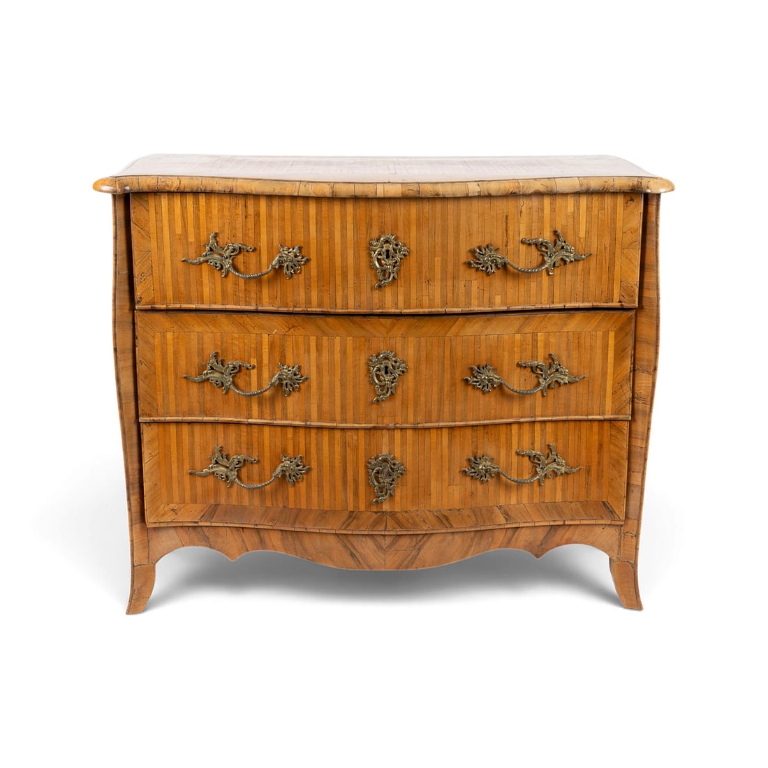 | ROKOKO STREIFENKOMMODE: ROKOKO STREIFENKOMMODE Schweiz oder Sueddeutschland, um 1760-1770 Nussbaum, Ahorn, Zwetschge und verschiedene Edel- und Obsthoelzer, auf Nadelholz furniert. H. 91, B. 114, T. 56,5 cm. Dreischuebiger,