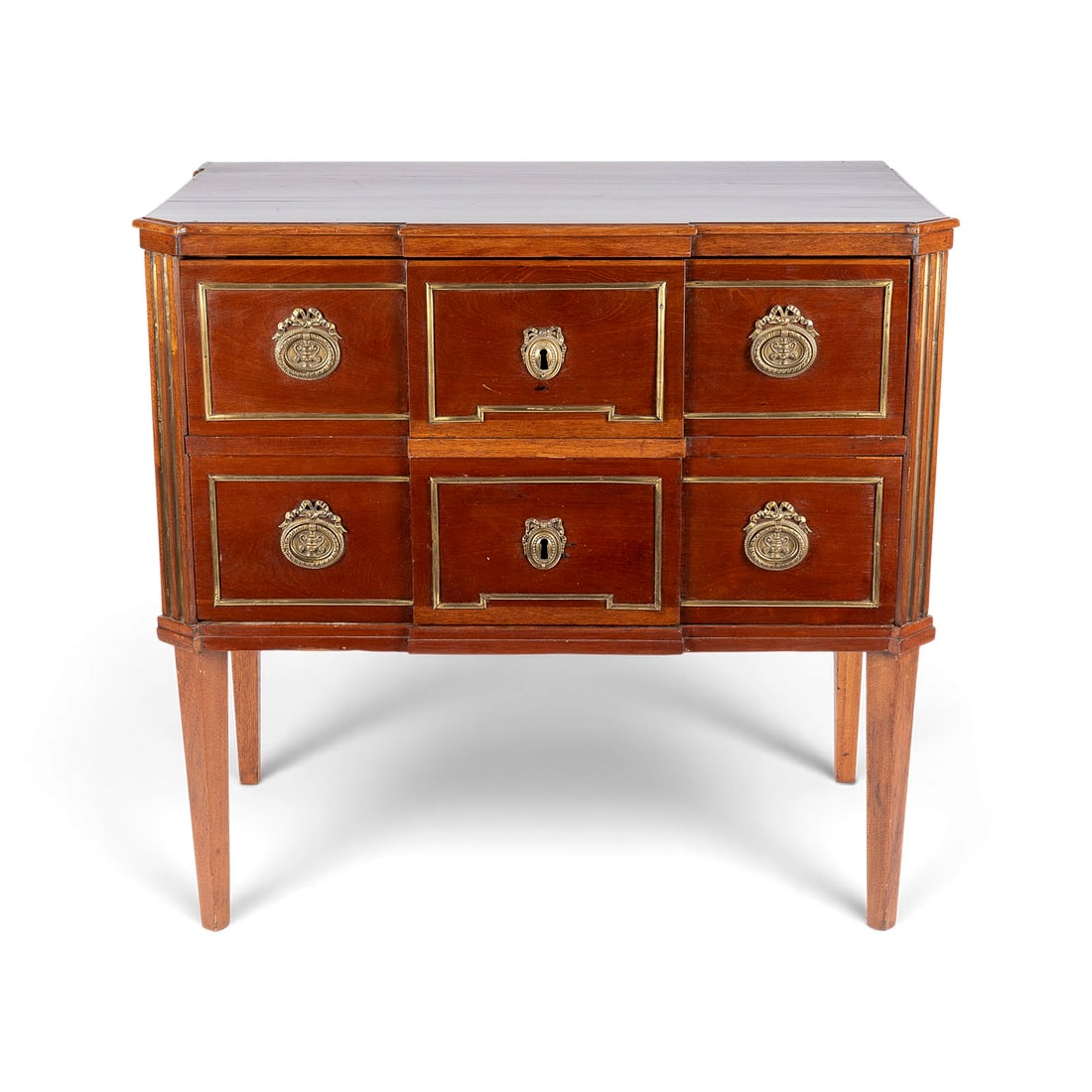 | LOUIS XVI KOMMODE: LOUIS XVI KOMMODE Deutsch, um 1790 Mahagoni/Nussbaum furniert, Messingbeschlaege und profilierte Messingrahmungen, original Schloesser, Schelllackpolitur. H. 83 x 85 x 55 cm. Rueckseitig Klebezettel
