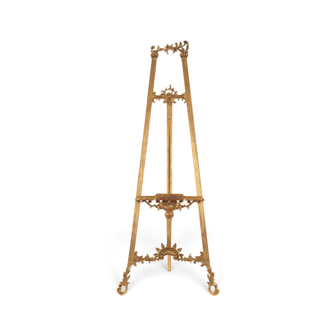 | GROSSE PRAeSENTATIONSSTAFFELEI: GROSSE PRAeSENTATIONSSTAFFELEI Historismus, um 1900 Holz und Stuck, geschnitzt, vergoldet. H. 196 cm, B. 70 cm. Dreibeinige hochrechteckige Staffelei mit kannelierten Seitenholmen und reich
