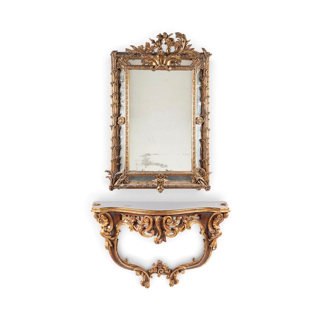 | PRUNKVOLLER ROKOKO WANDPIEGEL UND KONSOLE: PRUNKVOLLER ROKOKO WANDPIEGEL UND KONSOLE Italien, 18. Jh. Holz, reich geschnitzt, kreidegrundiert und vergoldet, geschliffenes Spiegelglas. Konsole H. 80, B. 108, T. 45, Spiegel 128x87 cm.