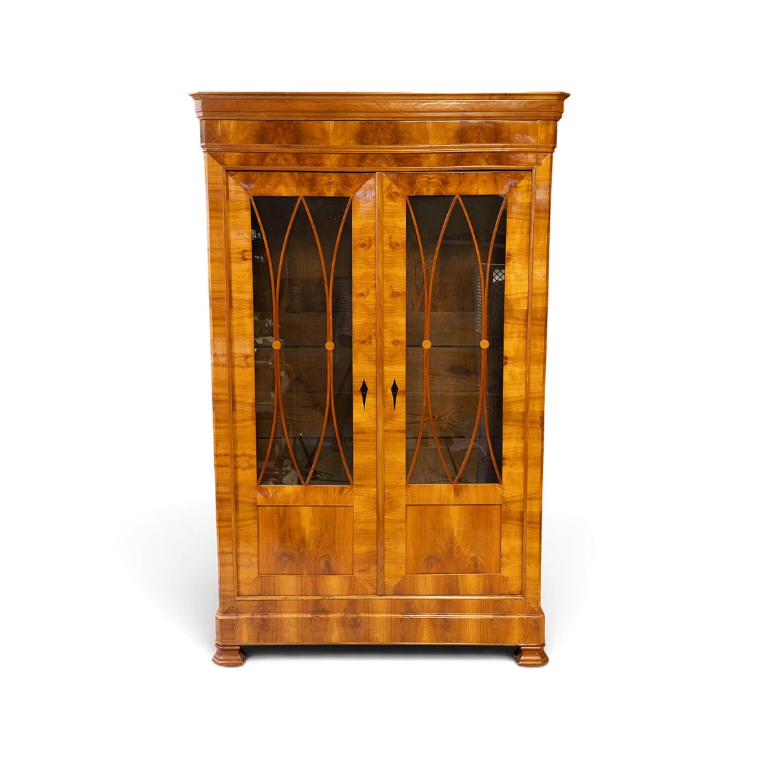 | BIEDERMEIER VITRINENSCHRANK: BIEDERMEIER VITRINENSCHRANK Sueddeutschland /Oesterreich, um 1825-1835 Kirschbaum, furniert; Glas, ebonisiertes Holz.. H. 221, B. 136, T. 45 cm. Zweitueriger, geradlinig aufgebauter Vitrinenschrank mi