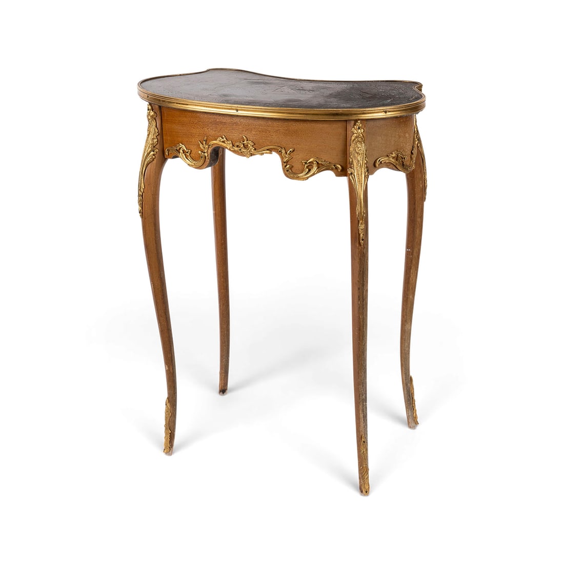 | LOUIS XV BEISTELLTISCH: LOUIS XV BEISTELLTISCH Frankreich oder Deutschland, Ende 19. Jh. Nussbaum, furniert, Bronze, vergoldet. H. 75, B. 58, T. 34 cm. Eleganter nierenfoermig geschweifter Ziertisch auf vier schlanken Cabrio