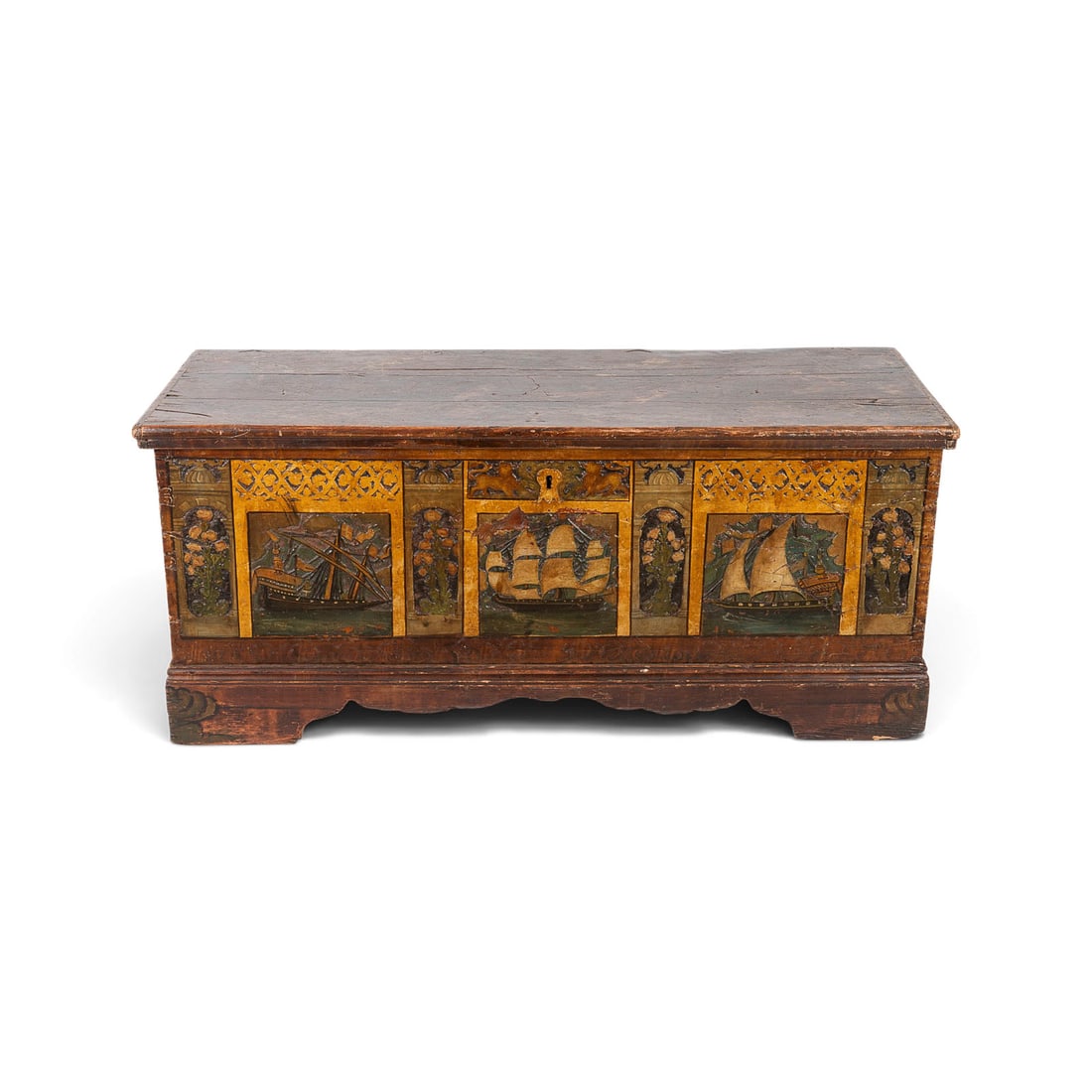 | BAROCKE TRUHE MIT SCHIFFSDARSTELLUNGEN: BAROCKE TRUHE MIT SCHIFFSDARSTELLUNGEN Nordspanien, 17. / fruehes 18. Jh. Eiche, geschnitzt und polychrom gefasst; Schmiedeeisen. H. 74,5, B. 148,5, T. 56 cm. Rechteckige Schranktruhe mit aufklappbare