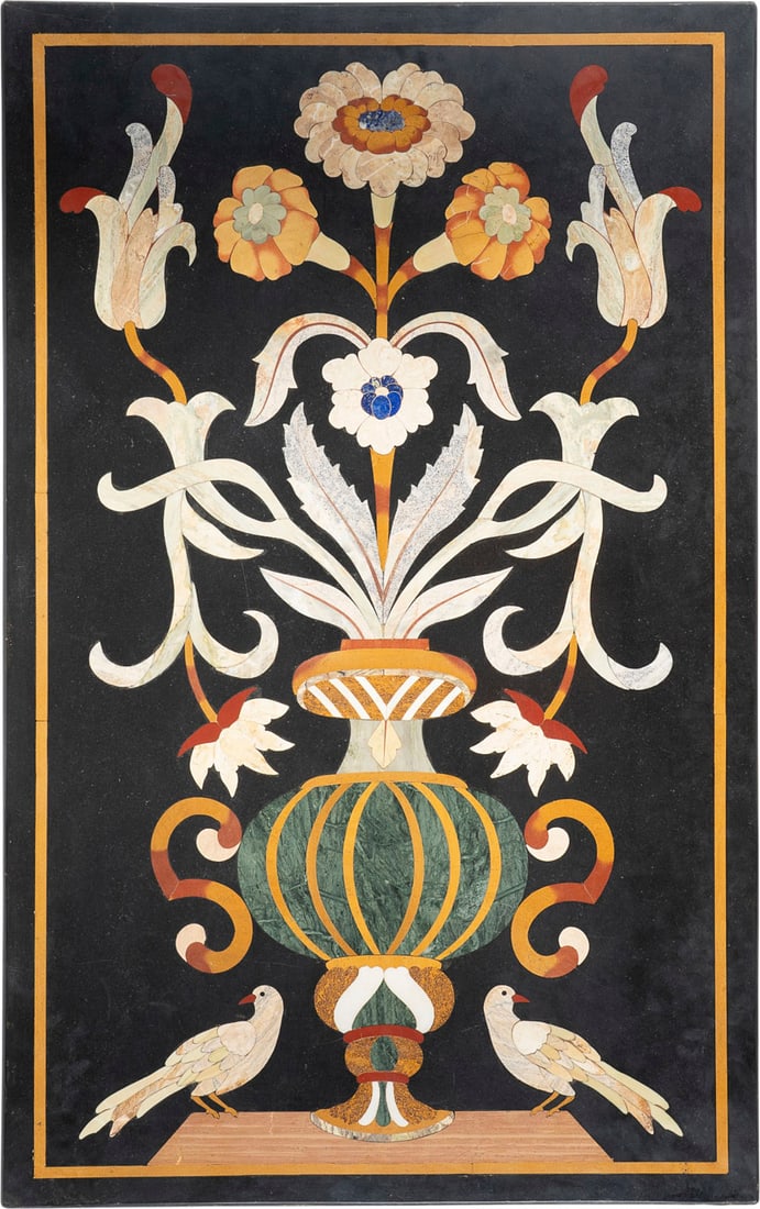 | PIETRA DURA TISCHPLATTE MIT VASENMOTIV UND VOeGELN: PIETRA DURA TISCHPLATTE MIT VASENMOTIV UND VOeGELN 20. Jh., nach italienischem Vorbilde des 17. Jh. Schwarzer Marmor bzw. Schiefer, verschiedenfarbige Marmorarten und Schmucksteine, eingelegt und poli