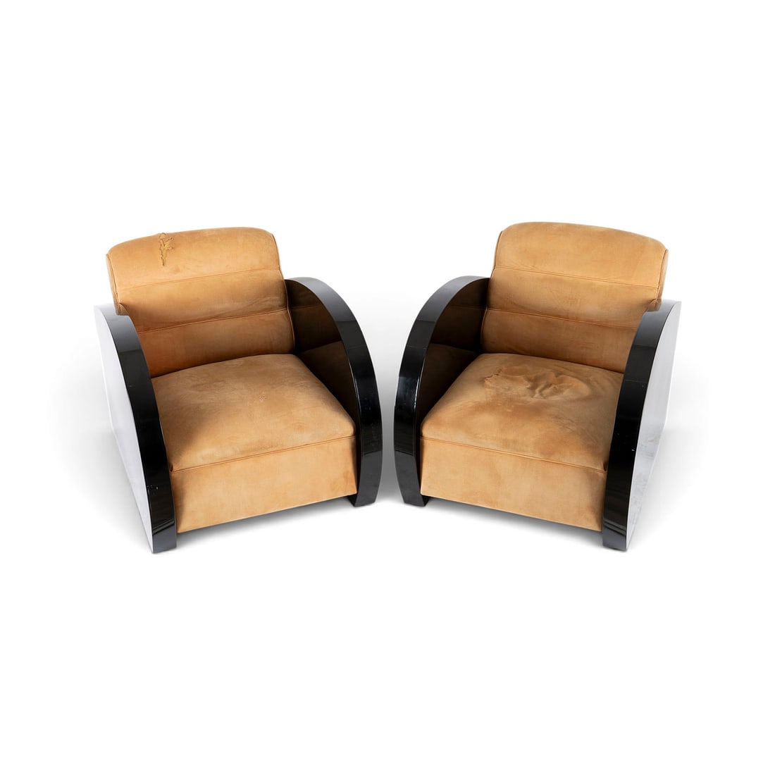 | PAAR ART DECO CLUBSESSEL ('CLOUD CHAIRS'): PAAR ART DECO CLUBSESSEL ('CLOUD CHAIRS') Wohl England oder Frankreich, um 1930 Holz, schwarz hochglanzlackiert, ockerfarbener Veloursbezug. H.je ca. 70, B. 70, T. 97, Sh. 35 cm. Paar