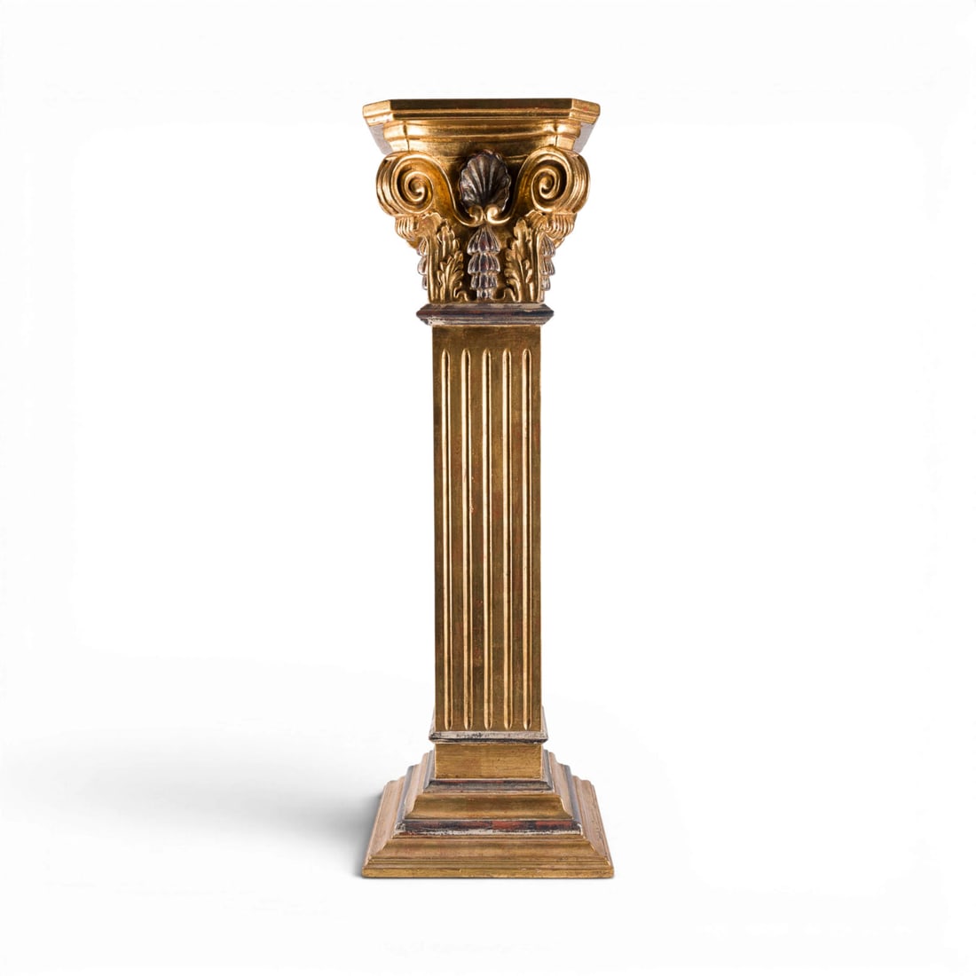 | SAeULENSOCKEL: SAeULENSOCKEL Deutsch oder Italien, zweite Haelfte 19. Jh. Holz und Stuck, geschnitzt bzw. modelliert, kreidegrundiert und vergoldet.. H. 103, B. 34, T. 34 cm. Prunkvolles Postament in Form einer