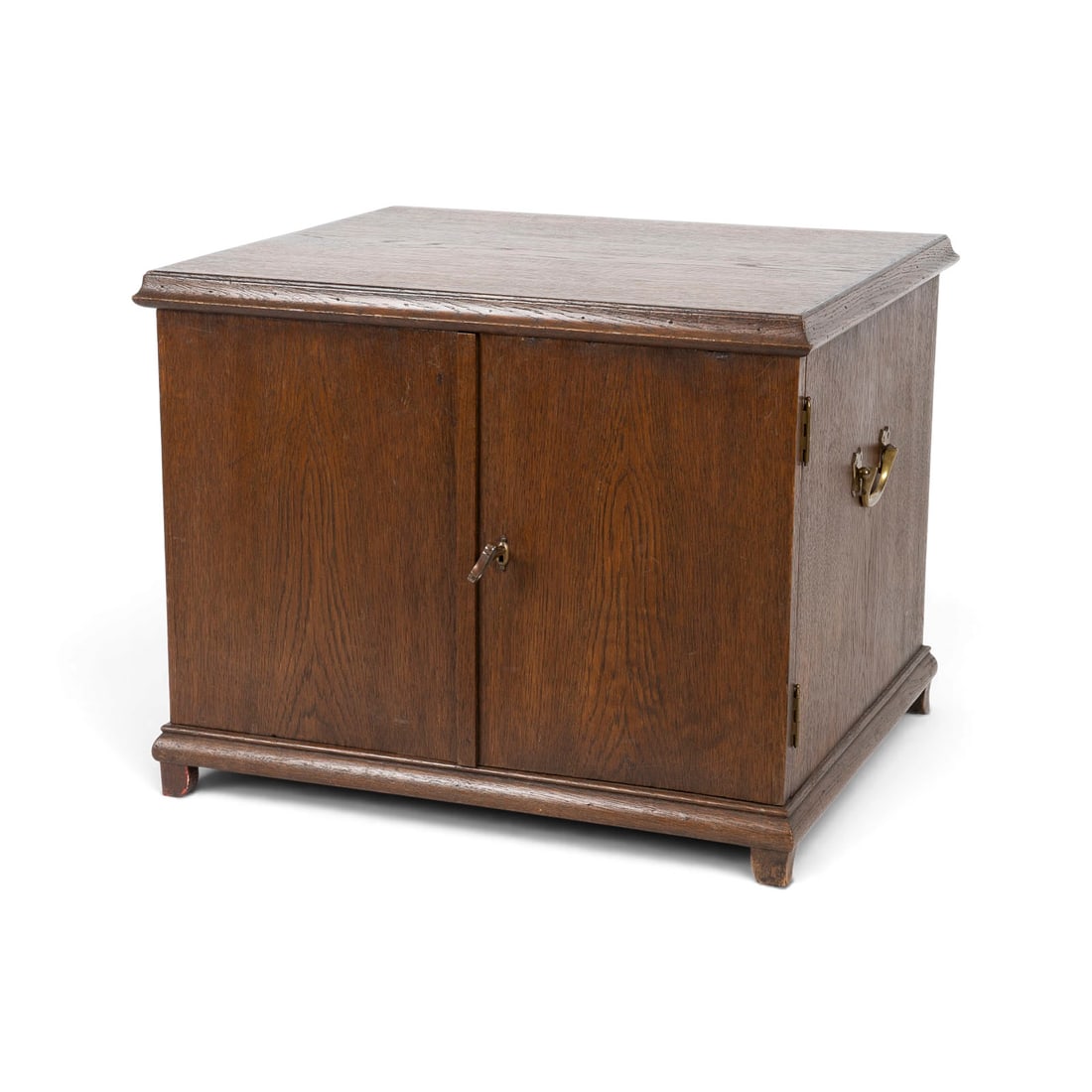 | BESTECKSCHRANK 'ERNST MENNER': BESTECKSCHRANK 'ERNST MENNER' Stuttgart, Anfang 20. Jh. Eiche, dunkel gebeizt; Messing, gruener Filz. H. 42, B. 53, T. 56 cm. Im Deckel goldgepraegte Herstellerbezeichnung mit Krone 'Ernst Menner