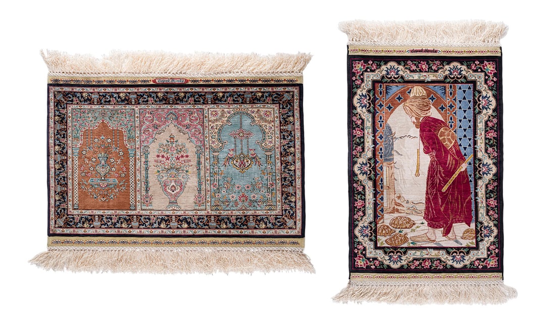 | ZWEI KLEINE HEREKE SEIDE 'OZIPEK': ZWEI KLEINE HEREKE SEIDE 'OZIPEK' Tuerkei, Ende 20. Jh. 12 x 12 u. 13 x 13. 36 x 57 cm u. 47 x 32 cm. Sehr gut.ZWEI KLEINE HEREKE SEIDE 'OZIPEK' Tuerkei, Ende 20. Jh. 12 x 12 u. 13 x 13. 36 x 57 cm