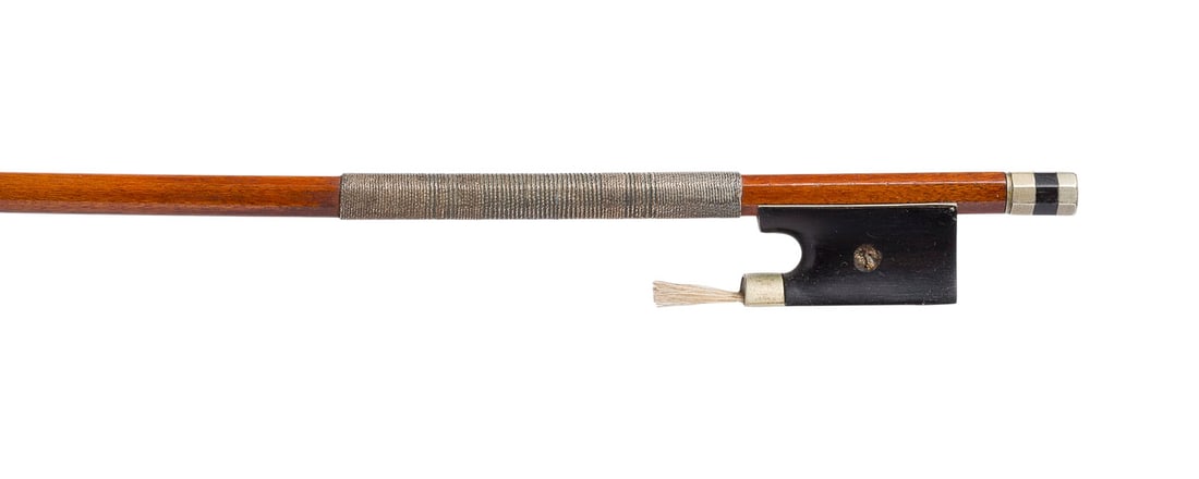 | 3/4 VIOLINBOGEN: 3/4 VIOLIN BOW France, early 20th century Round shaft, single eye, nickel silver mountings, winding, ivory frog. Length: 70.5 cm, weight: approx. 45 g. 3/4 Violin bow unmarked. Part. bumped and