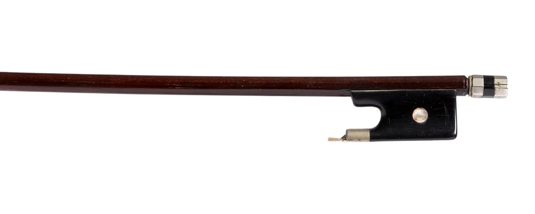 | VIOLINBOGEN: VIOLIN BOW France, c. 1900 Round stick, simple eye, French-style head. Length 73 cm, weight approx. 55 g; likely a 7/8 size 'ladies' bow'. Unstamped violin bow. Shows some signs of wear and