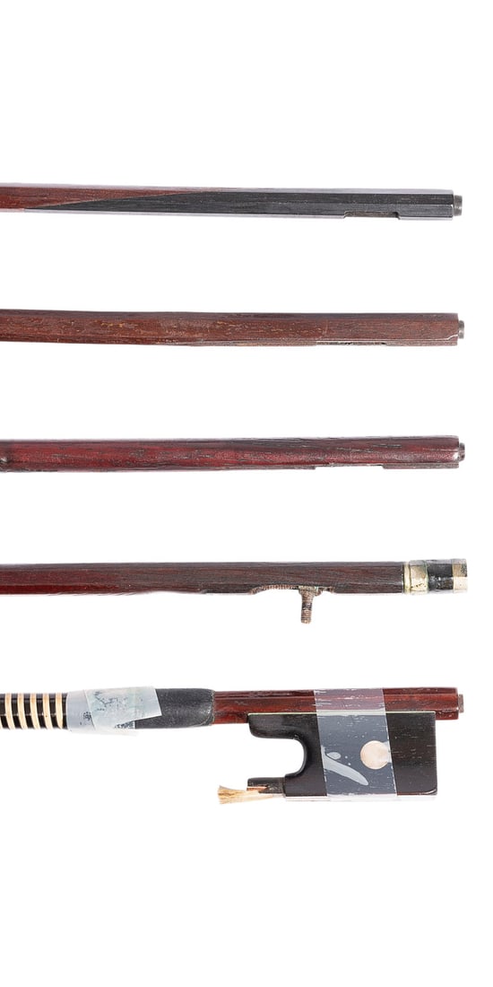 | KONVOLUT VON FUeNF BOeGEN: GROUP OF FIVE BOWS 19th/20th century Round and octagonal sticks; bone and synthetic headplates. Lengths ranging from 72 to 74 cm. Cello bow and violin bows. Incomplete; showing partial wear and