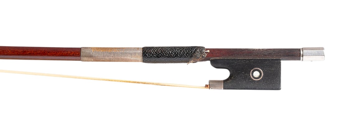 | KONVOLUT VON VIER VIOLINBOeGEN 'ADOLF GEORG SCHUSTER' UND 'GERHARD WALTER RENZ': GROUP OF FOUR VIOLIN BOWS BY 'ADOLF GEORG SCHUSTER' AND 'GERHARD WALTER RENZ' Saxony, early 20th century. Round and octagonal sticks; simple and Parisian eyes; windings; thumb leathers; bone and