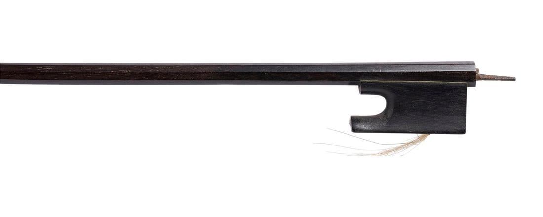 | VIOLINBOGEN 'TOURTE': VIOLIN BOW 'TOURTE' France, probably around 1800 Round stick, bone head plate. Length 73.9 cm, weight approx. 55 g. Unmarked violin bow, probably from the workshop of Fran?ois Xavier Tourte.Part. bump
