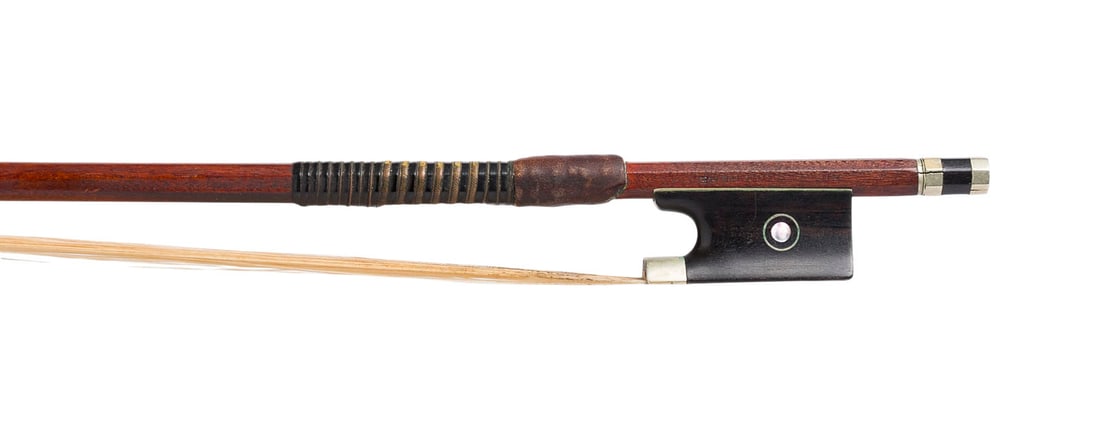 | VIOLINBOGEN GEMARKT 'NICHOLAS DUCHENE': VIOLIN BOW MARKED 'NICHOLAS DUCHENE' Probably Mirecourt, early 20th century. Round shaft, Parisian eye, nickel silver mountings, leather thumb rest. Length: 73.9 cm, weight: approx. 53 g. Violin bow m