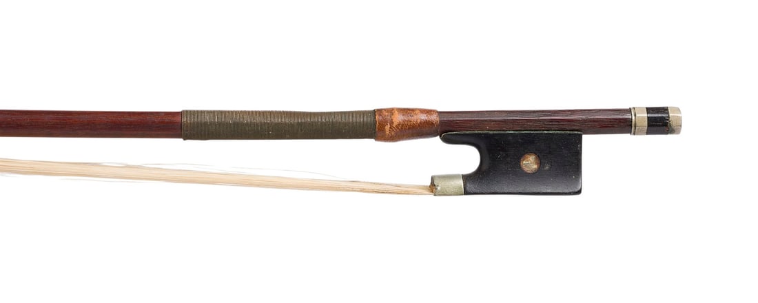 | VIOLINBOGEN: VIOLIN BOW Mirecourt, early 20th century Round shaft, single eye, nickel silver mountings, winding, thumb leather, ivory frog. Length 73.5 cm, weight approx. 58. Violin bow unmarked, likely from the '