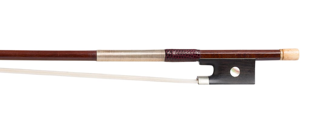 | VIOLINBOGEN GEMARKT 'W. HILL': VIOLIN BOW MARKED 'W. HILL' England, early 20th century Round stick, nickel silver mountings, bone screw, thumb leather, winding, ivory end plate. Length 74.5 cm, weight approx. 59.4 cm. Violin bow