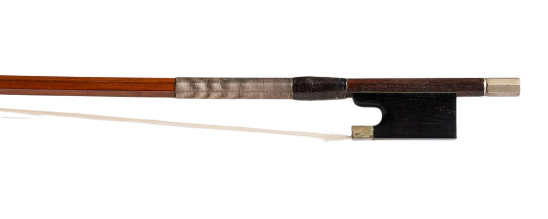 | VIOLINBOGEN 'GEBRUeDER SCHUSTER': VIOLIN BOW 'GEBRUeDER SCHUSTER' Markneukirchen, early 20th century. Octagonal stick, nickel-silver mountings, winding, thumb leather, ivory tip plate. Length 74.5 cm, weight approx. 58 g. Violin bow s