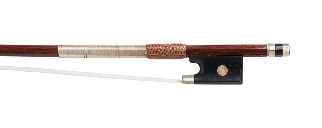 | VIOLINBOGEN GEMARKT 'VUILLAUME A PARIS': VIOLIN BOW MARKED 'VUILLAUME A PARIS' Presumably German, early 20th century. Round shaft, single eye, nickel silver mountings, winding, thumb leather, ivory frog. Length 73.5 cm, weight approx. 59.4