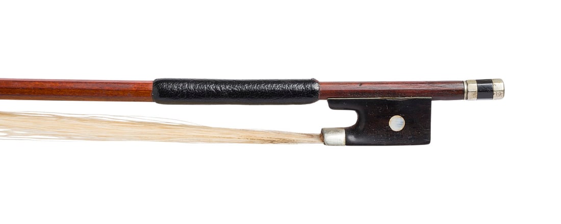 | VIOLINBOGEN 'AUGUST RAU': VIOLIN BOW 'AUGUST RAU' German, early 20th century. Octagonal shaft, single eye, thumb leather, ivory frog. Length: 74.1 cm, weight: approx. 55 g. Violin bow marked 'August Rau'. Part. bumped and