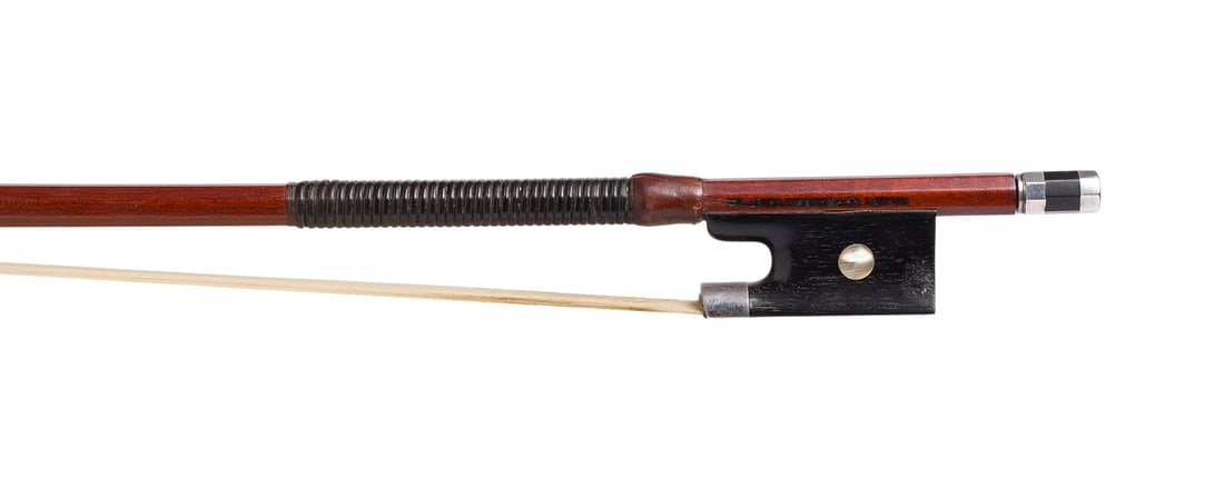 | VIOLINBOGEN 'JULIUS HEINRICH ZIMMERMANN': VIOLIN BOW 'JULIUS HEINRICH ZIMMERMANN' Leipzig, early 20th century Octagonal pernambuco shaft, single eye, silver mountings, winding, ivory frog. Length: 74.6 cm, weight: approx. 54 g. Violin bow mar