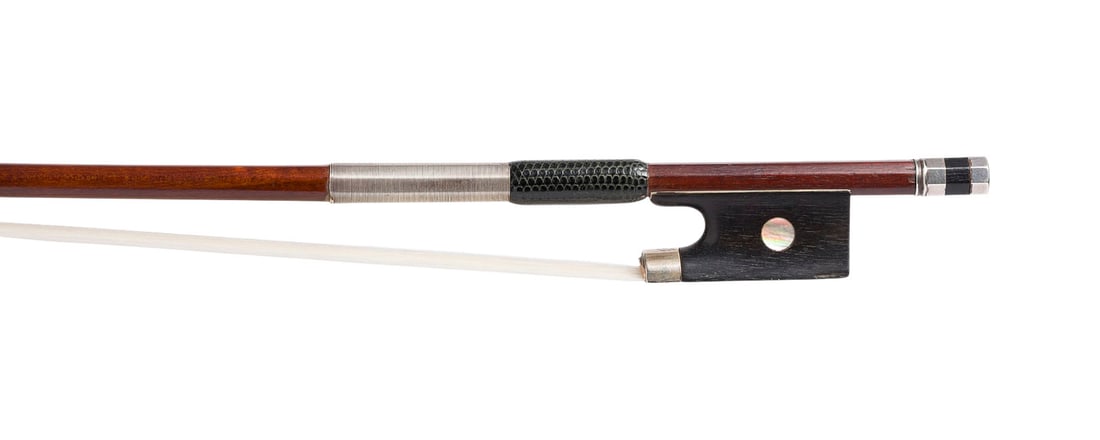 | VIOLINBOGEN 'KNOPF SCHULE': VIOLIN BOW 'KNOPF SCHULE' German, early 20th century. Round Pernambuco stick, single eye, silver mountings, thumb leather, winding, ivory frog plate. Length 74.5 cm, weight approx. 60 g. Violin bow un