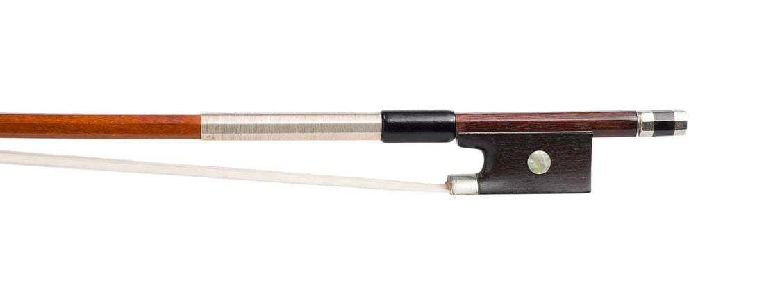 | VIOLINBOGEN GEMARKT 'LOEWENDALS: VIOLIN BOW MARKED 'LOEWENDALS' German, early 20th century. Octagonal shaft, single eye, silver mountings, winding, thumb leather, ivory end plate. Length: 74.6 cm, weight: approx. 60 g. Violin bow
