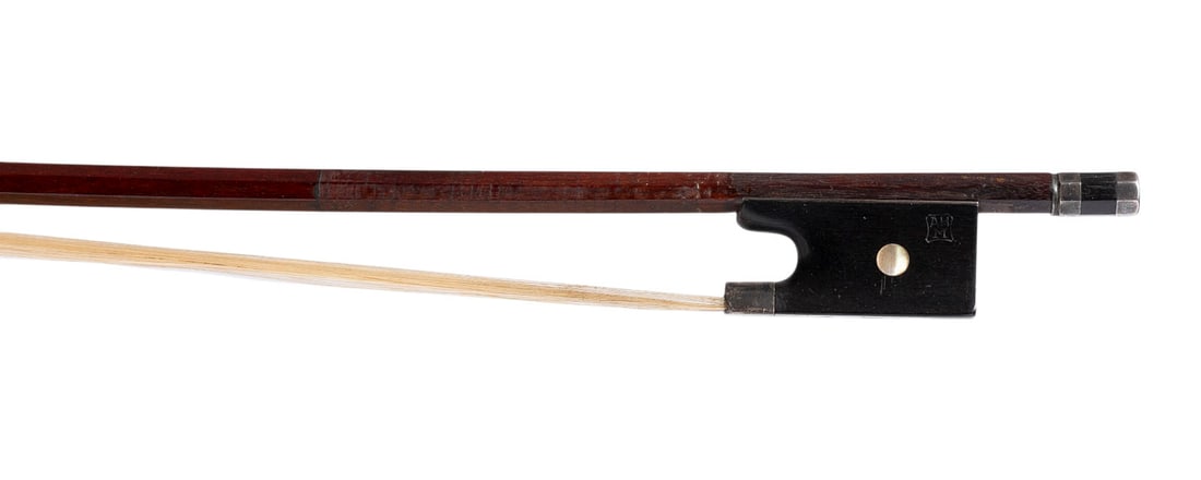 | VIOLINBOGEN 'AH M': VIOLIN BOW 'AH M' Markneukirchen, early 20th century. Octagonal stick, single eye, silver mounting, ivory headplate. Length 74.5 cm, weight approx. 60 g. Frog stamped 'AH' and 'M' (Markneukirchen
