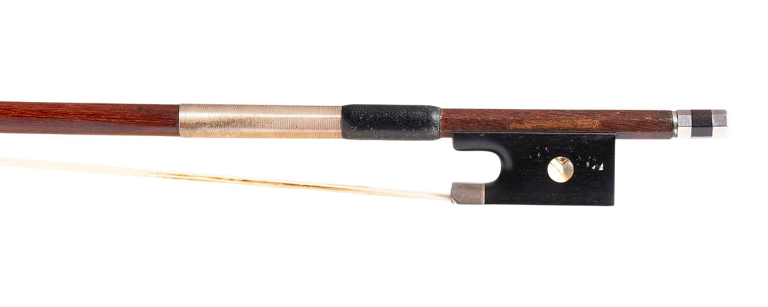 | VIOLINBOGEN: VIOLIN BOW German, early 20th century. Round stick, simple eye, silver mounting, winding, thumb leather, synthetic tip plate. Length 74.5 cm, weight approx. 62 g. Unmarked violin bow. Part.