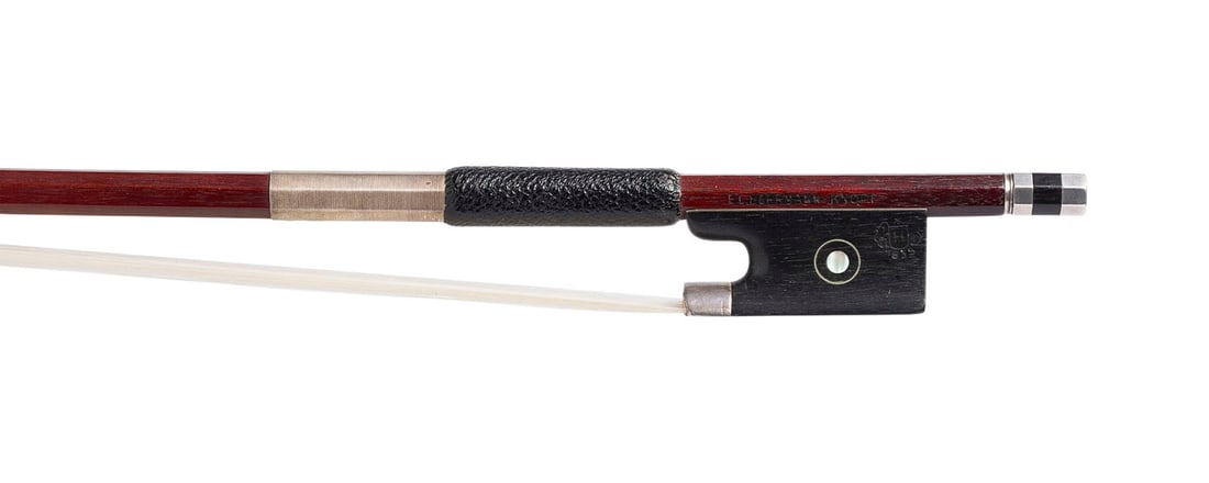 | VIOLINBOGEN '(EDWIN LOTHAR) HERMANN KNOPF': VIOLIN BOW '(EDWIN LOTHAR) HERMANN KNOPF' Markneukirchen / Dresden, circa 1920-1930 Octagonal pernambuco stick, frog with Parisian eye, silver mount, winding, thumb leather, ivory end plate. Length