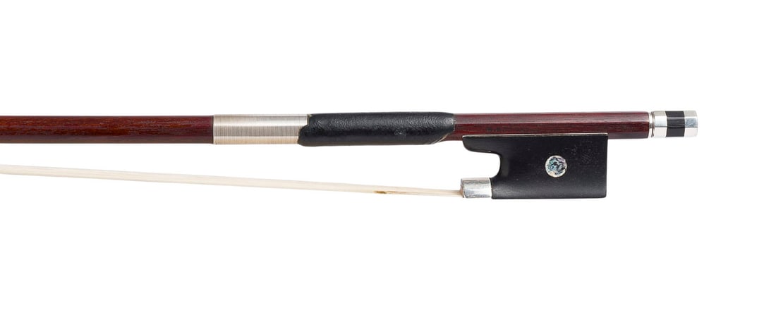 | FEINER VIOLINBOGEN 'WILHELM AUGUST PFRETZSCHNER': FINE VIOLIN BOW 'WILHELM AUGUST PFRETZSCHNER' Markneukirchen, circa 1910-1930 Round pernambuco stick, silver mountings, winding, thumb leather, mother-of-pearl inlay, ivory frog. L. 74.3 cm, weight ap