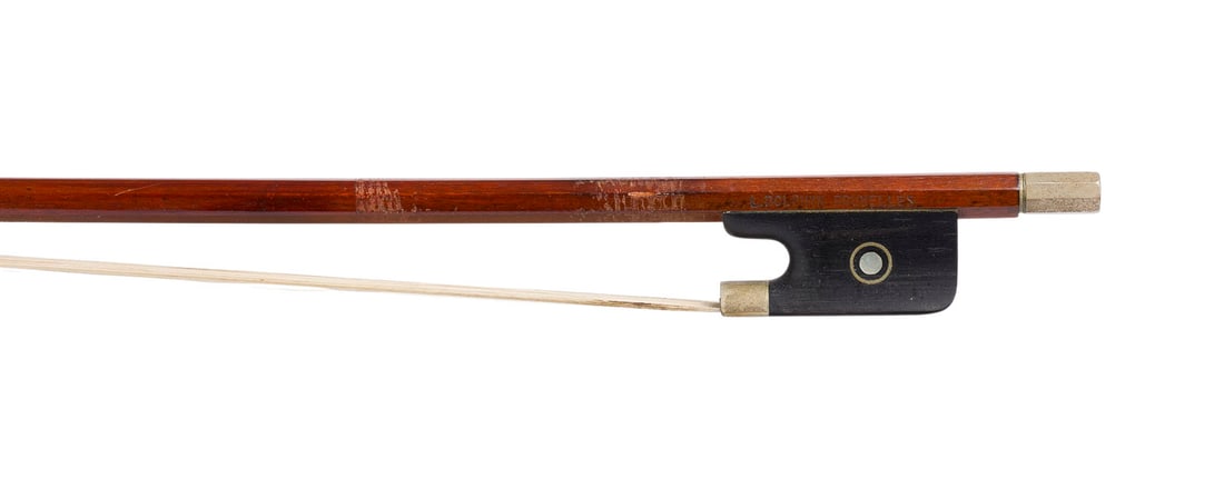 | VIOLINBOGEN BEZ. 'L DOLPHYN BRUXELLES': VIOLIN BOW STAMPED 'L DOLPHYN BRUXELLES' Presumably German, mid-20th century. Round stick, Parisian eye, nickel-silver mountings, ivory tip plate. Length 74.5 cm, weight approx. 52 g. Violin bow stamp