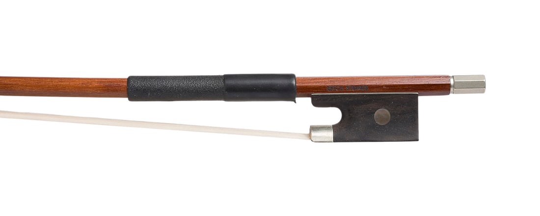 | VIOLINBOGEN 'ERICH STEINER': VIOLIN BOW 'ERICH STEINER' Bubenreuth, ca. 1975 Round shaft, single eye, nickel silver mountings, winding, plastic frog. Length: 73.5 cm, weight: approx. 56 g. Violin bow marked 'Erich Steiner'. Minor