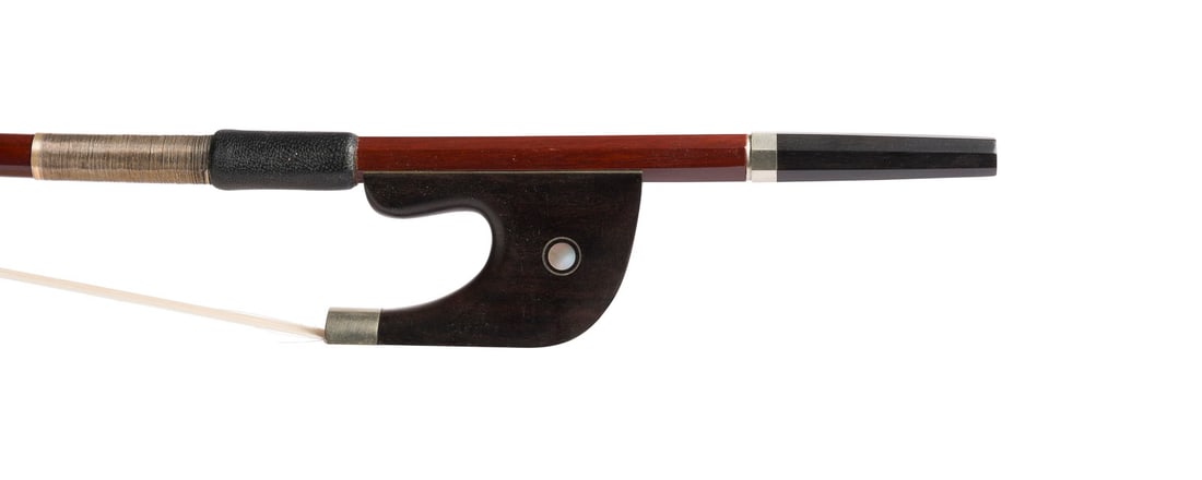 | KONTRABASSBOGEN: DOUBLE BASS BOW German, second half of the 20th century. Round stick, Parisian eye, silver mounting and winding, bone head plate. Length 76.5 cm, weight approx. 150 g. Unmarked. Partially rubbed, bump