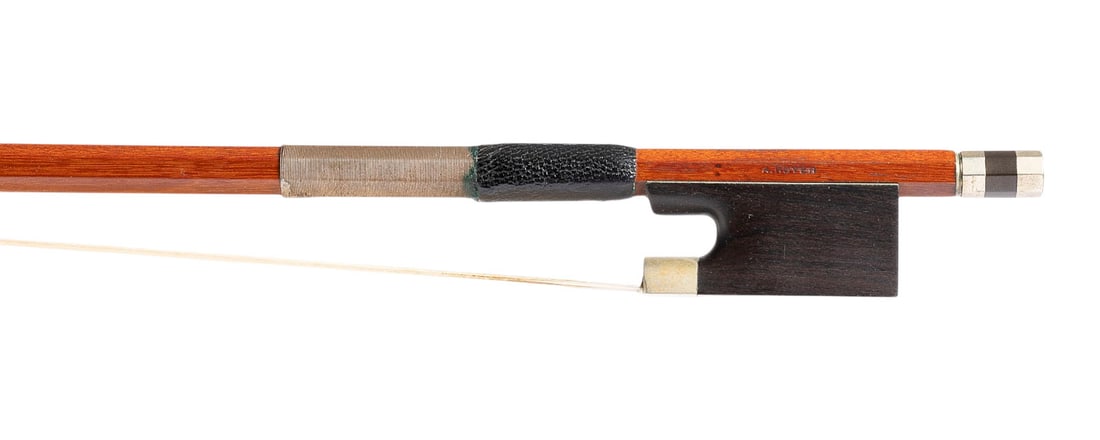 | VIOLABOGEN GEMARKT 'A. HOYER': VIOLA BOW MARKED 'A. HOYER' Probably Germany, early 20th century. Round stick, nickel-silver mountings, winding, thumb leather, ivory tip plate. Length 75 cm, weight approx. 62 g. Viola bow marked