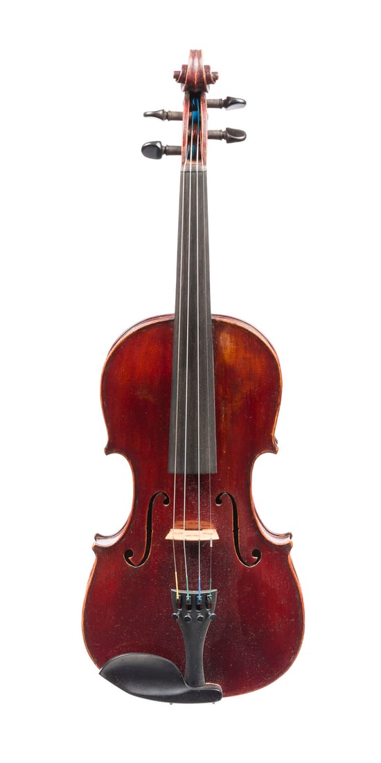 | VIOLINE BEZ. 'MATHIAS NEUNER' UND VIOLINBOGEN: VIOLINE BEZ. 'MATHIAS NEUNER' UND VIOLINBOGEN Wohl Mittenwald, Ende 19. Jh. Zweiteilige Fichtenholzdecke und Ahornboden, dunkelbraun-roetlicher Lack. 4/4 Geige, L. 59,5 cm, Korpusl. 35,5 cm.