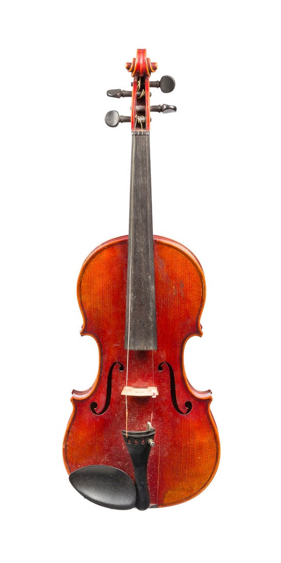 | VIOLINE FRANZOeSISCHE SCHULE UND VIOLINBOGEN: VIOLIN FRENCH SCHOOL AND VIOLIN BOW Probably France, early 20th century. Two-piece spruce top and maple back, brown-reddish varnish, with case. 4/4 violin, length 59.3 cm, body length 36 cm. 4/4 violi