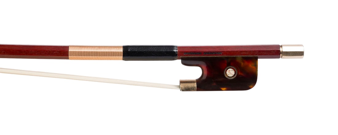 | CELLOBOGEN 'GOTTHARD SCHUSTER': CELLO BOW 'GOTTHARD SCHUSTER' Bubenreuth, circa 1950 Octagonal shaft, gold mountings, winding, thumb leather, mother-of-pearl frog plate, gold tortoiseshell frog, Parisian eye. Length: 71 cm, weight: