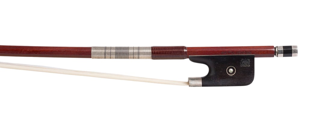 | CELLOBOGEN 'HERMANN RICHARD PFRETZSCHNER': CELLO BOW 'HERMANN RICHARD PFRETZSCHNER' Markneukirchen, circa 1930 Octagonal shaft, silver mountings and windings, leather thumb rest, ivory head plate. Length: 73 cm, weight: approx. 79 g. Cello bow