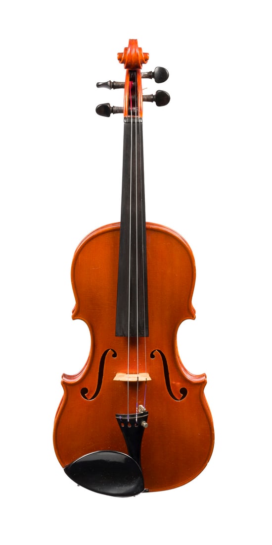 | VIOLINE UND VIOLINBOGEN: VIOLIN AND VIOLIN BOW German, 20th century. Two-piece spruce top and maple back, light brown-orange varnish, with case. 4/4 violin, length 58.5 cm, body length 35.5 cm. With strings, pegs, mute. 4/4 v