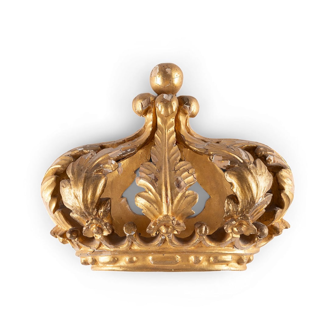 | GESCHNITZTE KRONE: CARVED CROWN Probably Southern Germany or the Alpine region, 18th century. Carved wood, gessoed and leaf-gilded, flattened at the back. H. 17.5, W. 20, D. 7 cm; weight approx. 184 g. Elaborate crown f