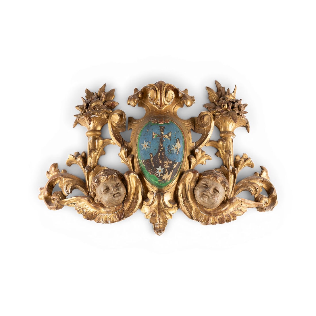 | PRUNKVOLLES ORDENSWAPPEN DER KARMELITER: ORNATE COAT OF ARMS OF THE CARMELITE ORDER German, 18th century. Linden wood; carved in high relief with openwork detailing, polychrome finish, and rich gilding. H. 38, W. 61, D. 10 cm. Oval cartouche
