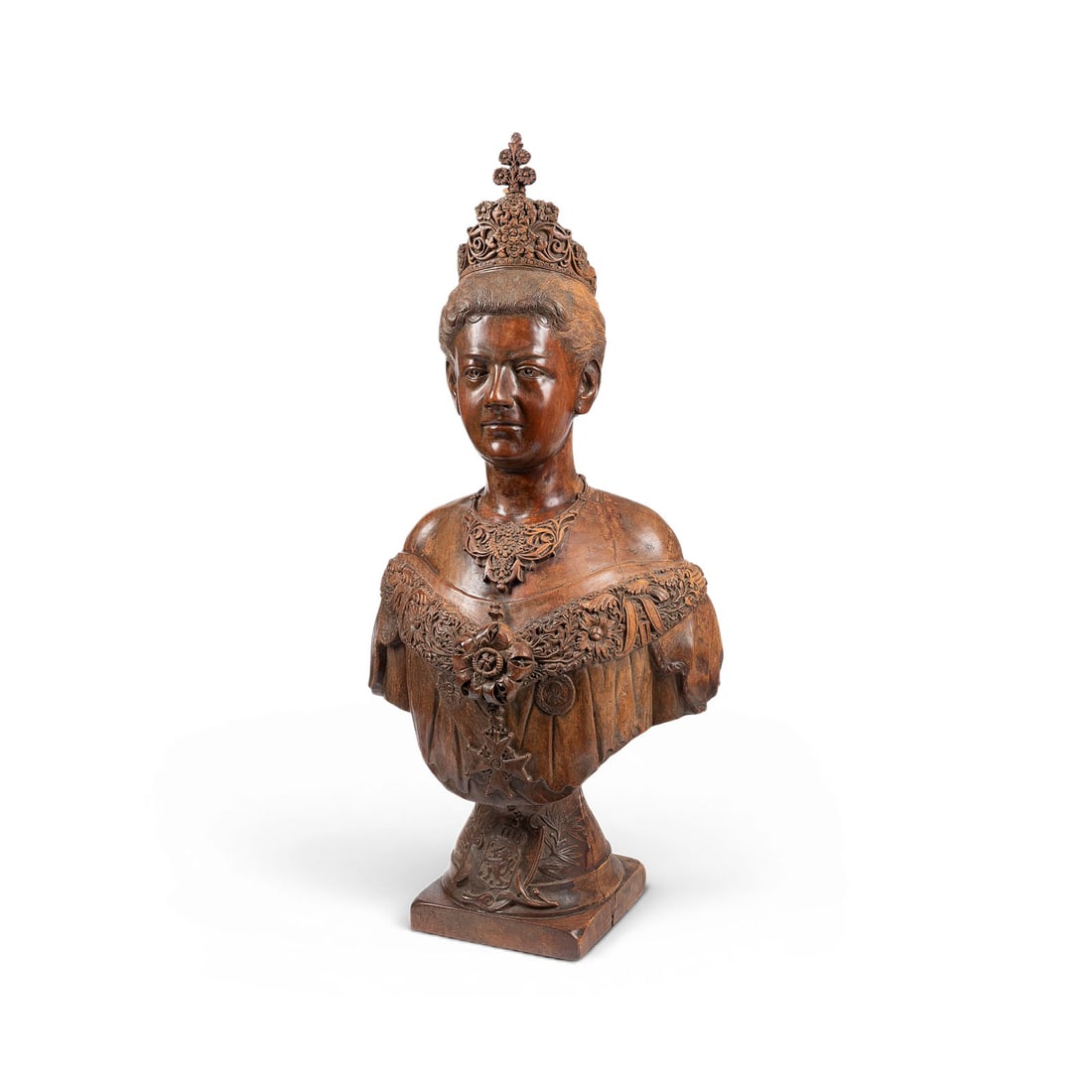 | GROSSE REPRAeSENTATIONSBUeSTE EINER FUeRSTLICHEN DAME: LARGE FORMAL BUST OF A ROYAL LADY Likely Netherlands, 19th century Wood, carved in the round, dark-stained, on a square marble base. H. 94, W. 44, D. 31 cm. A formal bust-length portrait of a noble la