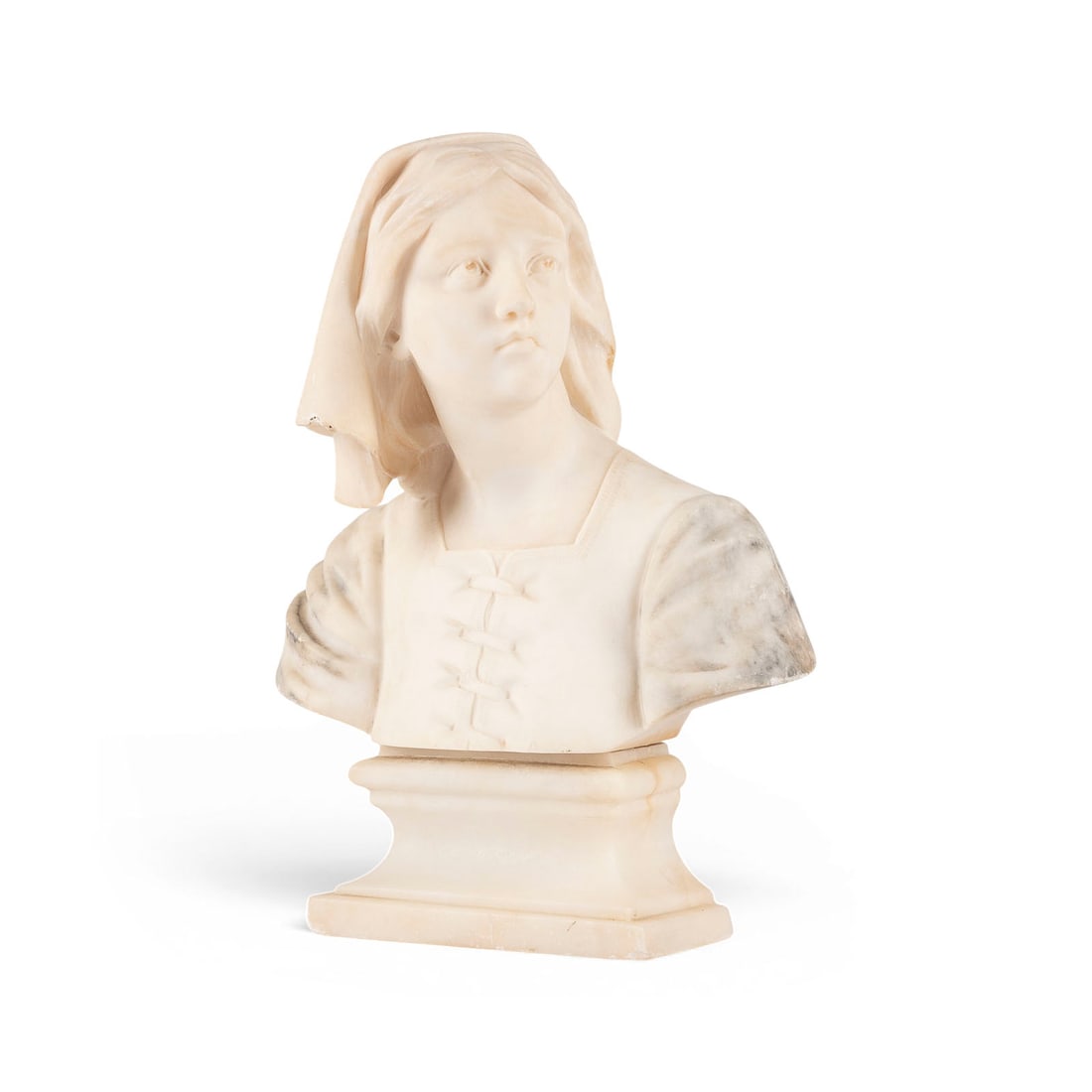 ITALIENISCHER BILDPLASTIKER | BUeSTE EINER JUNGEN FRAU (WOHL JEANNE D'ARC): ITALIAN SCULPTOR Active 20th century BUST OF A YOUNG WOMAN (PROBABLY JOAN OF ARC) Two-tone alabaster, on a plinth. H. 32, W. 25, D. 13 cm. Minor chips and abrasions in places; chips to the plinth.ITAL