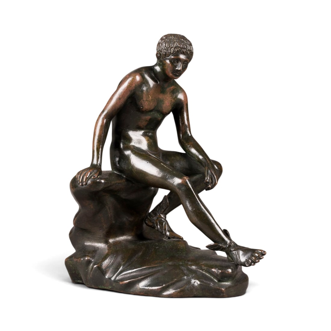 ITALIENISCHER BILDPLASTIKER | KLEINER SITZENDER HERMES AUS HERCULANEUM: ITALIAN SCULPTOR Active in the early 20th century SMALL SEATED HERMES FROM HERCULANEUM Bronze, dark patina. H. 17, W. 14, D. 10 cm, weight approx. 1.1 kg. After the Greek sculptor Piston from the Vill