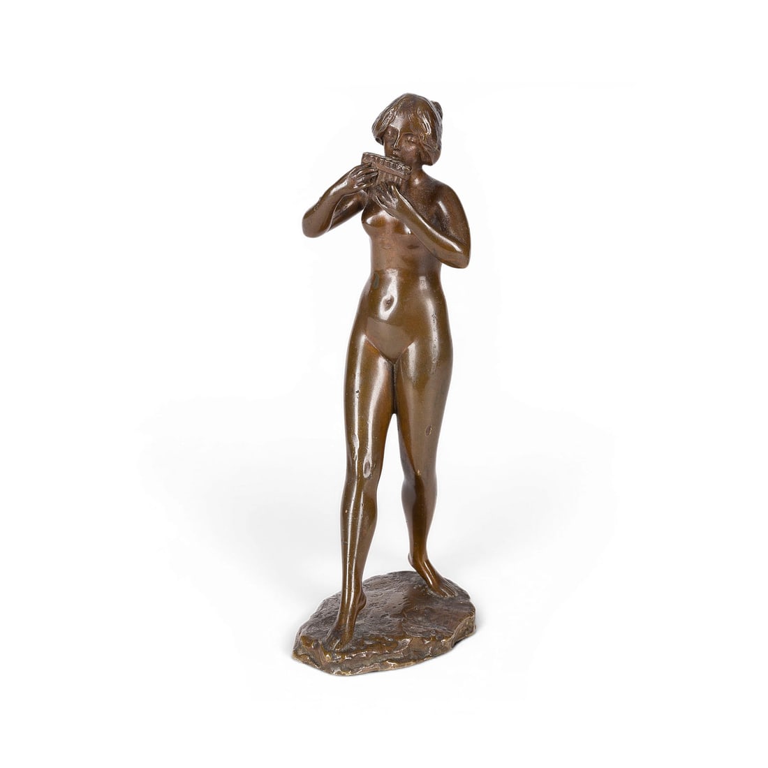 VICTOR HEINRICH SEIFERT | FRAUENAKT MIT PANFLOeTE: VICTOR HEINRICH SEIFERT 1870 Vienna - 1953 Berlin FEMALE NUDE WITH PAN FLUTE Bronze, brown patina, on a naturalistic base. H. 18.5, W. 7, D. 6 cm; weight approx. 0.59 kg. Signed 'V. Seifert' on the ba