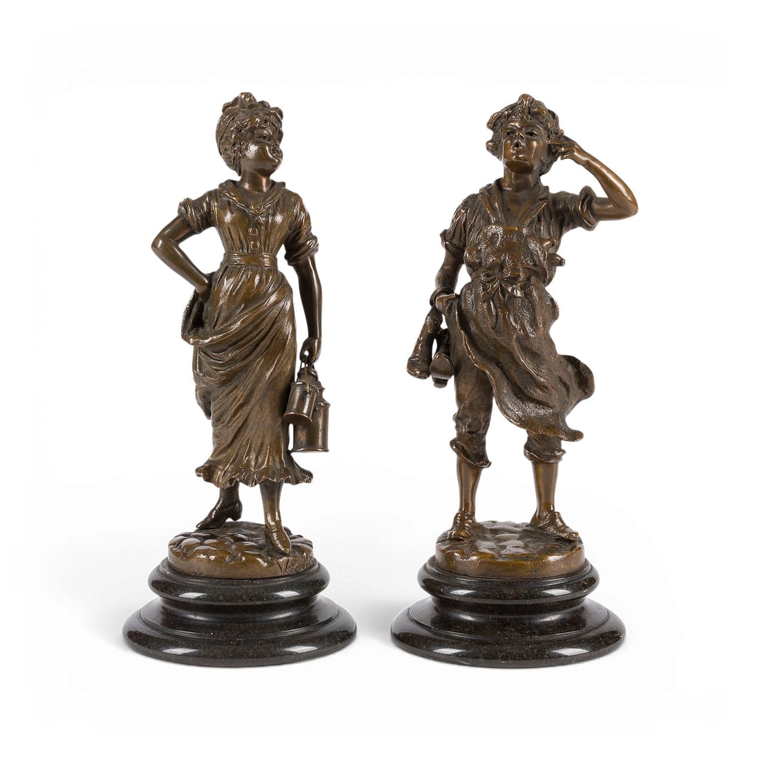 VICTOR HEINRICH SEIFERT | FIGURENPAAR: 'SCHUSTERJUNGE' UND 'BAeUERIN': VICTOR HEINRICH SEIFERT 1870 Vienna - 1953 Berlin PAIR OF FIGURES: 'COBBLER'S APPRENTICE' AND 'PEASANT WOMAN' Bronze, brown patina, on a round base. Total height 15/16 cm, diameter 7 cm. Both figures 