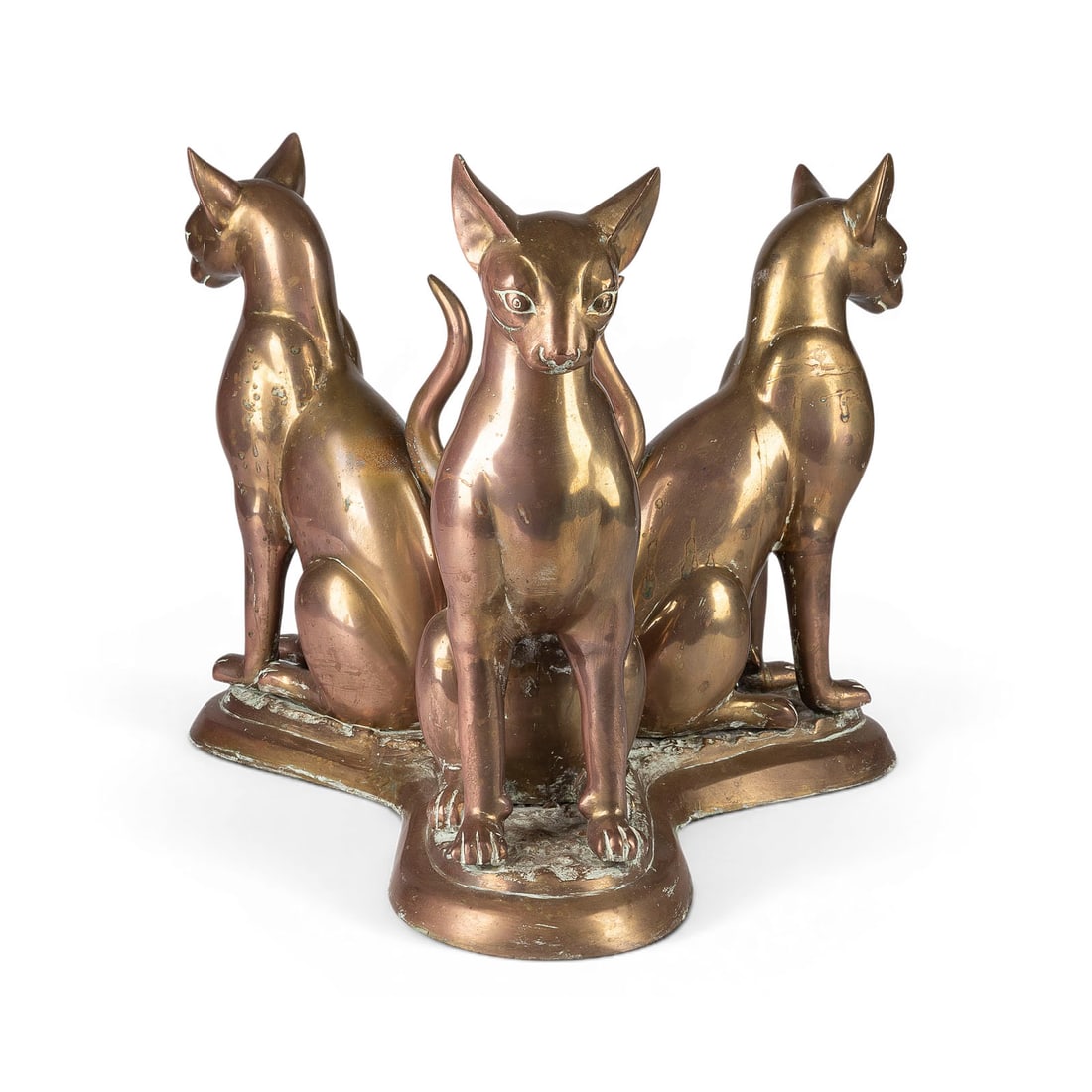 UNBEKANNTER BILDPLASTIKER | DREI KATZEN: UNKNOWN SCULPTOR Active 20th century THREE CATS Brass, gold-toned patina. H. 42, W. 49, D. 49. Sculptural table base in the form of three cats arranged on a shared base, each facing a different