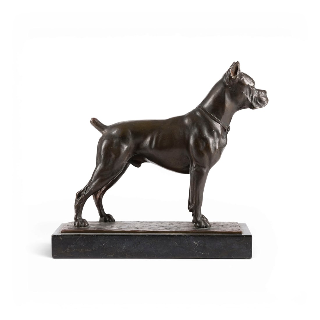 OSKAR PFLUG | STEHENDER BOXER: OSKAR PFLUG 1858-1937 STANDING BOXER Bronze, dark patina, on a rectangular plinth and marble base (H. 4 cm). Total H. 32, W. 32, D. 13.5 cm; weight approx. 10.57 kg. Signed 'Pflug fec.' on the